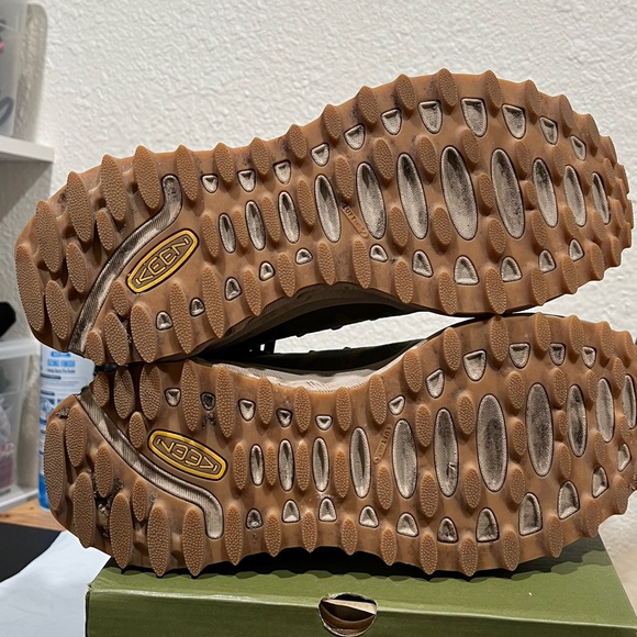 Mens Keen Zionic hiking shoes, size 10. - Picture 5 of 6